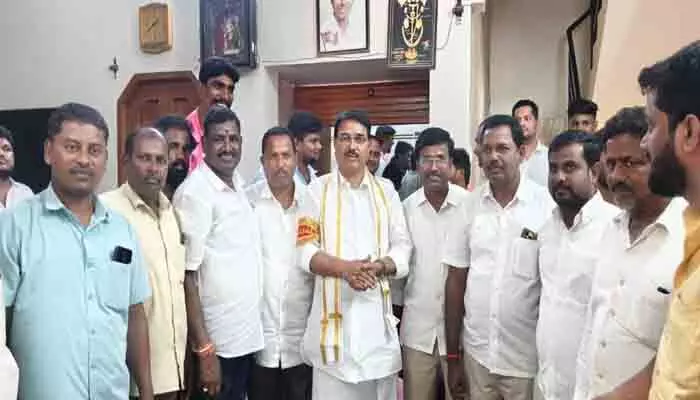 మాజీమంత్రి ని కలిసిన బీఆర్ఎస్ నాయకులు మాజీమంత్రి ని కలిసిన బీఆర్ఎస్ నాయకులు