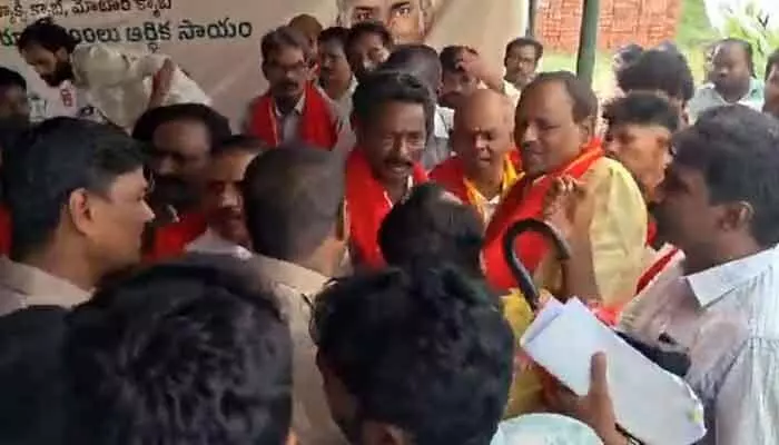 మెగా చెక్కులో కనిపించని పవన్ ఫొటో.. టీడీపీ, జనసేన నేతల ఘర్షణ మెగా చెక్కులో కనిపించని పవన్ ఫొటో.. టీడీపీ, జనసేన నేతల ఘర్షణ