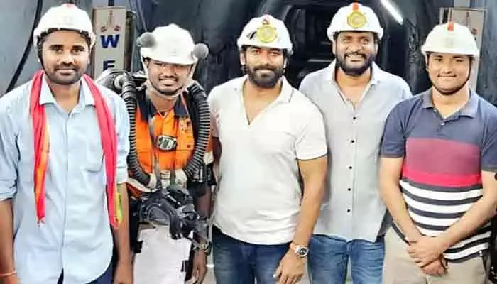 సింగరేణి కార్మికుల బ్యాక్డ్రాప్లో పాన్ ఇండియా మూవీ.. హీరో ఎవరంటే? సింగరేణి కార్మికుల బ్యాక్డ్రాప్లో పాన్ ఇండియా మూవీ.. హీరో ఎవరంటే?
