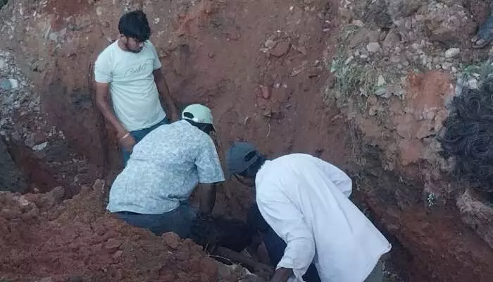 పైప్ లైన్ పనుల్లో అపశృతి...మట్టిలో ఇరుక్కున్న కార్మికుడు పైప్ లైన్ పనుల్లో అపశృతి...మట్టిలో ఇరుక్కున్న కార్మికుడు
