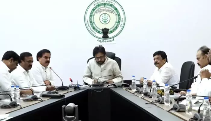 అధికారులను టార్గెట్ చేయొద్దు.. జనసేన పార్టీ శాసనసభ పక్ష సమావేశంలో పవన్ కళ్యాణ్ కీలక ఆదేశాలు.. అధికారులను టార్గెట్ చేయొద్దు.. జనసేన పార్టీ శాసనసభ పక్ష సమావేశంలో పవన్ కళ్యాణ్ కీలక ఆదేశాలు..