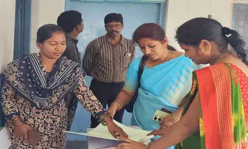 పాఠశాలను అకస్మిక తనిఖీ : డీఈఓ విజ‌య‌ల‌క్ష్మి