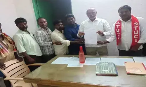 పంచాయ‌తీ వ‌ర్క‌ర్స్ వేత‌నాలు విడుద‌ల చేయాలి : PDSU జిల్లా అధ్యక్షుడు