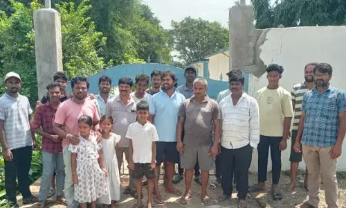 ఉపాధ్యాయుడి కోసం గ్రామస్తుల నిరసన