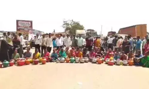 నీళ్ల కోసం రోడ్లెక్కిన డబల్ బెడ్ రూమ్ కాలనీవాసులు