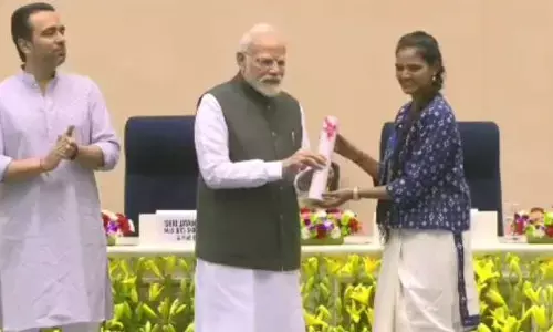మోడీ చేతుల మీదుగా అవార్డు అందుకున్న రూరల్ మండల వాసి