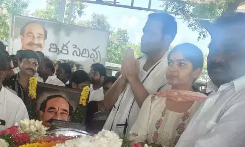 మాజీ మంత్రికి నివాళులర్పించిన ఎమ్మెల్యే యశస్విని రెడ్డి