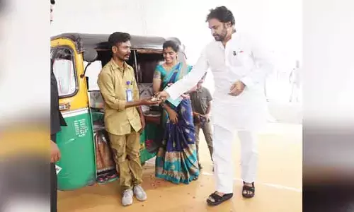 ఆటోలో ప్రయాణించి రూ.500 ఇచ్చిన పవన్ కల్యాణ్