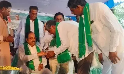మంత్రి తుమ్మలకు అపురూప బహుమతి