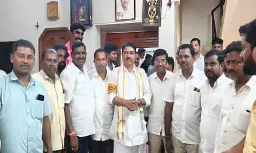 మాజీమంత్రి ని కలిసిన బీఆర్ఎస్ నాయకులు
