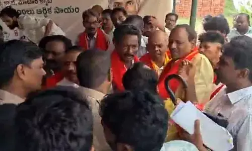 మెగా చెక్కులో కనిపించని పవన్ ఫొటో.. టీడీపీ, జనసేన నేత‌ల ఘర్షణ