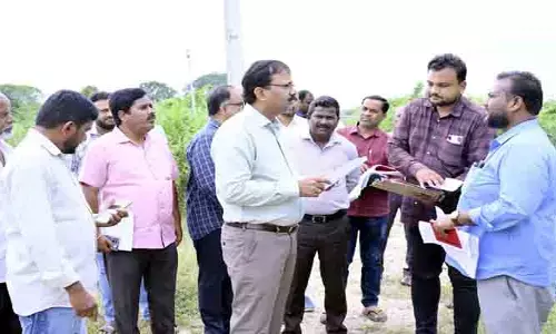 ఇందిరమ్మ ఇళ్ల నిర్మాణాలలో పురోగతి సాధించాలి : క‌లెక్ట‌ర్ విన‌య్ కృష్ణారెడ్డి