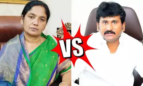 అసత్య ప్రచారాలు చేస్తే చెప్పు తెగుద్ది.. మాజీ ఎమ్మెల్యే తోపుదుర్తికి పరిటాల సునీత వార్నింగ్