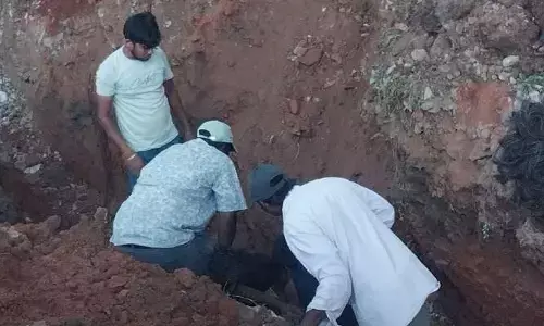 పైప్ లైన్ పనుల్లో అపశృతి...మట్టిలో ఇరుక్కున్న కార్మికుడు