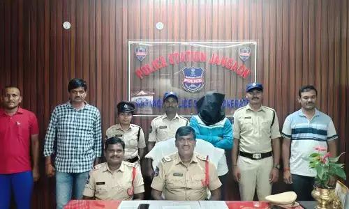 అడ్డంగా బుక్ అయిన నకిలీ పోలీస్