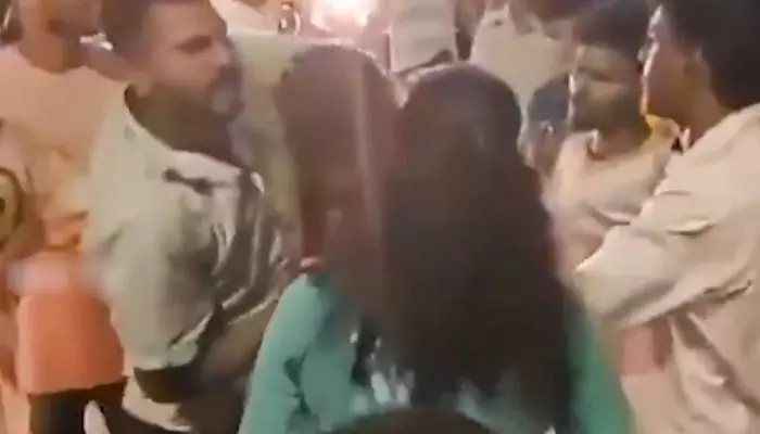 VIDEO: మద్యం మత్తులో వేధింపులు.. నడిరోడ్డుపై చెప్పుతో కొట్టిన యువతి VIDEO: మద్యం మత్తులో వేధింపులు.. నడిరోడ్డుపై చెప్పుతో కొట్టిన యువతి