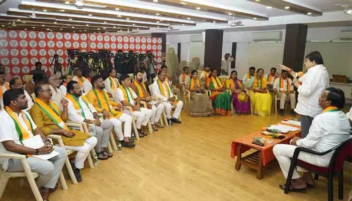 BJP: జూబ్లీహిల్స్, లోకల్ బాడీ ఎన్నికల్లో బీజేపీ సెంట్రల్ వ్యూహం.. పదాదికారుల సమావేశంలో కీలక దిశానిర్దేశం BJP: జూబ్లీహిల్స్, లోకల్ బాడీ ఎన్నికల్లో బీజేపీ సెంట్రల్ వ్యూహం.. పదాదికారుల సమావేశంలో కీలక దిశానిర్దేశం