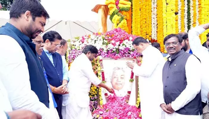 ‘కాకా’ చూపిన మార్గంలోనే కాంగ్రెస్ సర్కార్ నడుస్తోంది.. డిప్యూటీ సీఎం భట్టి కీలక వ్యాఖ్యలు ‘కాకా’ చూపిన మార్గంలోనే కాంగ్రెస్ సర్కార్ నడుస్తోంది.. డిప్యూటీ సీఎం భట్టి కీలక వ్యాఖ్యలు