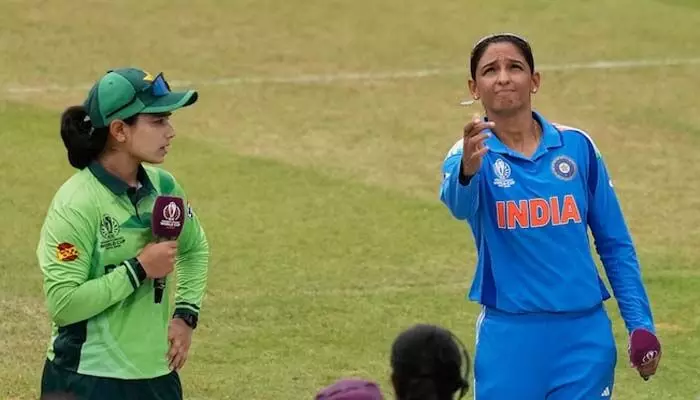 IND W VS PAK W : భారత్, పాక్ మ్యాచ్లో టాస్ ఫిక్సింగ్?.. టీమిండియాకు అన్యాయం.. ప్రూఫ్ ఇదిగో(వీడియో) IND W VS PAK W : భారత్, పాక్ మ్యాచ్లో టాస్ ఫిక్సింగ్?.. టీమిండియాకు అన్యాయం.. ప్రూఫ్ ఇదిగో(వీడియో)