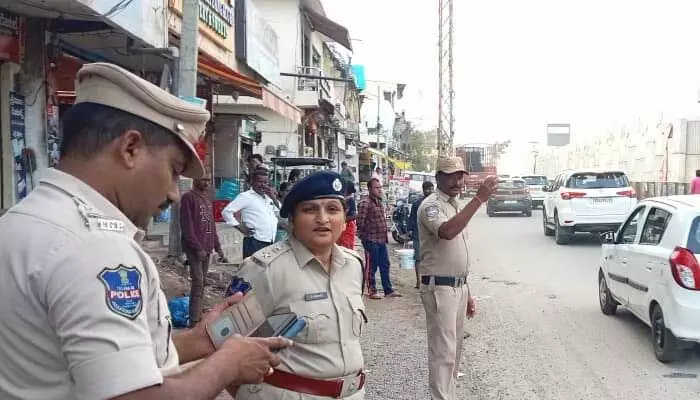 ట్రాఫిక్ నియంత్రణలో జిల్లా ఎస్పీ జానకి ట్రాఫిక్ నియంత్రణలో జిల్లా ఎస్పీ జానకి