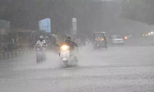 హైదరాబాద్‌‌లో దంచికొడుతున్న వర్షం.. ఆ ప్రాంతాల్లో ఫుల్లుగా ట్రాఫిక్ జామ్