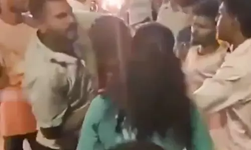 VIDEO: మద్యం మత్తులో వేధింపులు.. నడిరోడ్డుపై చెప్పుతో కొట్టిన యువతి