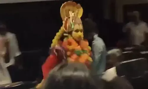 VIRAL VIDEO: పంజుర్లి దేవుడి వేషధారణలో కాంతార సినిమాకు వచ్చిన అభిమాని