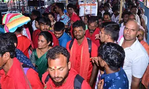 దసరా ముగిసినా.. భవానీ నామస్మరణతో మార్మోగుతున్న ఇంద్రకీలాద్రి