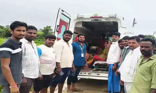 ప్రాణాల‌కు తెగించి.. వాగు దాటించిన 108 సిబ్బంది..!
