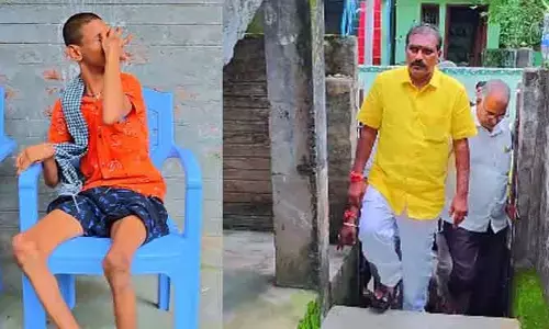 దివ్యాంగుడిని చూసి చలించిపోయిన మంత్రి..  ఏమిచ్చాడో తెలుసా..?
