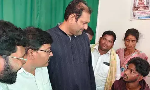 ఎమ్మెల్యే వాహనాన్ని ఢీ కొట్టిన ద్విచక్ర వాహనం.. గాయాలు