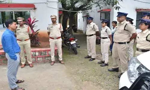 పోలీస్ స్టేషన్ ను ఆకస్మికంగా తనిఖీ చేసిన పోలీస్ కమిషనర్