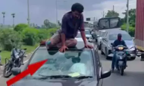 రోడ్డుపై మందుబాబు హల్ చల్.. బైక్‌తో ఢీకొట్టి కారుపైకి ఎక్కి హంగామా