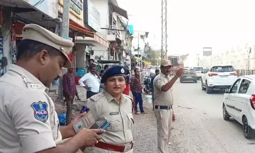ట్రాఫిక్ నియంత్రణలో జిల్లా ఎస్పీ జానకి