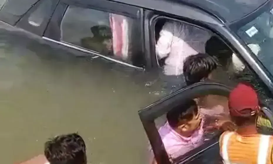 వరదల్లో చిక్కుకున్న కుటుంబం.. పూర్తిగా మునిగిపోతుండటంతో కాపాడిన గ్రామస్తులు