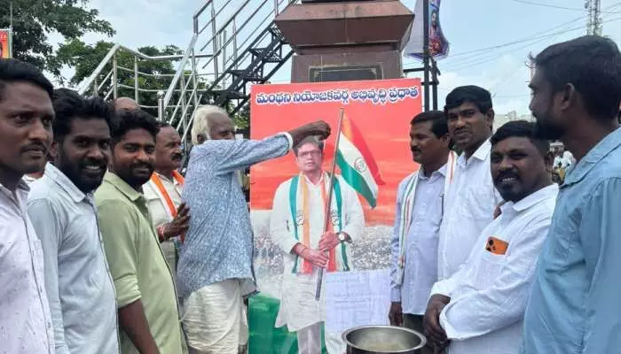 మంత్రి శ్రీధర్ బాబు చిత్రపటానికి పాలాభిషేకం మంత్రి శ్రీధర్ బాబు చిత్రపటానికి పాలాభిషేకం