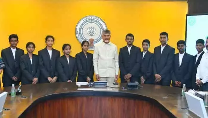 రాష్ట్ర విద్యార్ధులకు భారీ గుడ్ న్యూస్.. పావలా వడ్డీకే విదేశీ విద్యా రుణాలు రాష్ట్ర విద్యార్ధులకు భారీ గుడ్ న్యూస్.. పావలా వడ్డీకే విదేశీ విద్యా రుణాలు