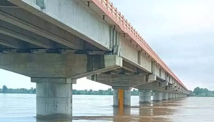 బెజ్జూర్ లో భారీ వర్షం.. రాక పోకలకు అంతరాయం బెజ్జూర్ లో భారీ వర్షం.. రాక పోకలకు అంతరాయం