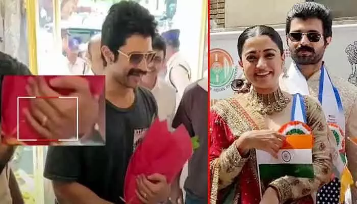 ఎంగేజ్మెంట్ రింగ్తో కనిపించిన విజయ్ దేవరకొండ.. ఫొటోస్ వైరల్ ఎంగేజ్మెంట్ రింగ్తో కనిపించిన విజయ్ దేవరకొండ.. ఫొటోస్ వైరల్