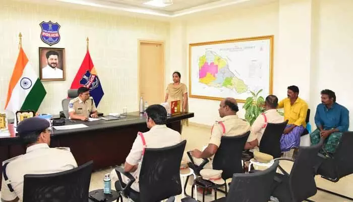 ప్రజలకు మరింత చేరువగా పోలీస్ సేవలు : ఎస్పీ శ్రీనివాసరావు ప్రజలకు మరింత చేరువగా పోలీస్ సేవలు : ఎస్పీ శ్రీనివాసరావు