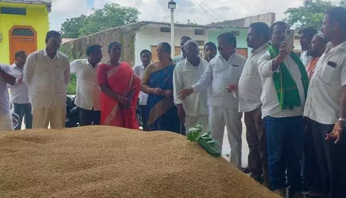 మద్దతు ధర కోసం రైతులు ఆందోళనలు మద్దతు ధర కోసం రైతులు ఆందోళనలు
