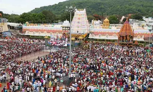 Tirumala: శ్రీవారి భక్తులకు బిగ్ అలర్ట్.. దర్శనానికి 24 గంటల సమయం