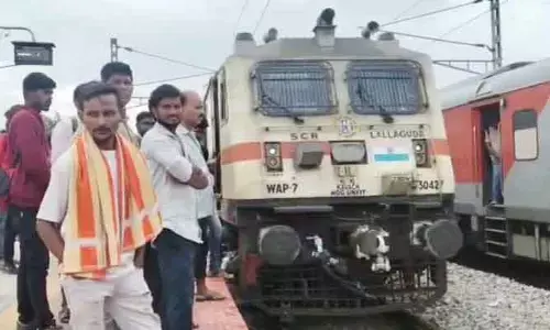 ఇంజిన్‌లో తలెత్తిన సాంకేతిక సమస్య.. నిలిచిన ఫలక్‌నుమా ఎక్స్‌ప్రెస్