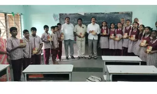 విద్యార్థులకు డిక్షనరీల పంపిణీ