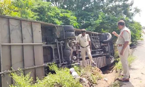 అదుపుతప్పి బోల్తాపడిన  ప్రైవేట్ బస్సు