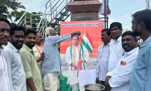 మంత్రి శ్రీధర్ బాబు చిత్రపటానికి పాలాభిషేకం