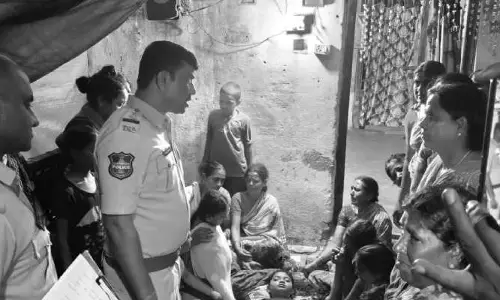 చెరువులో పడి చిన్నారి మృతి