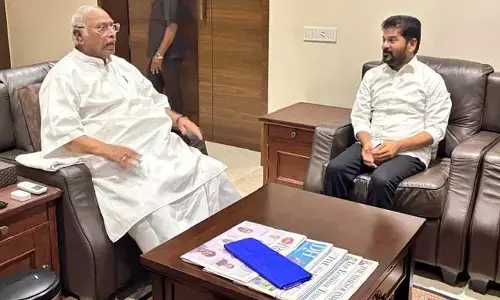 బెంగుళూరులో మల్లికార్జున ఖర్జేను పరామర్శించిన సీఎం రేవంత్.. పలు కీలక అంశాలపై చర్చలు..!