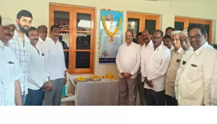 స్వర్గీయ చీకటి ధర్మయ్యకు మంత్రి తుమ్మల నివాళులు స్వర్గీయ చీకటి ధర్మయ్యకు మంత్రి తుమ్మల నివాళులు