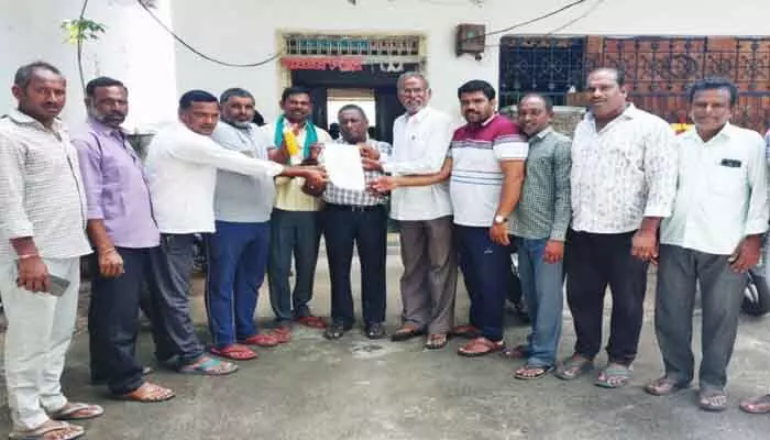మొక్కజొన్న కొనుగోలు కేంద్రాలు ఏర్పాటు చేయాలని తహశీల్దార్ కి వినతి మొక్కజొన్న కొనుగోలు కేంద్రాలు ఏర్పాటు చేయాలని తహశీల్దార్ కి వినతి